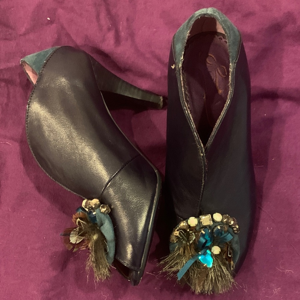 Elegant Black Ankle Boots with Feather Detail - Picture 2 of 3